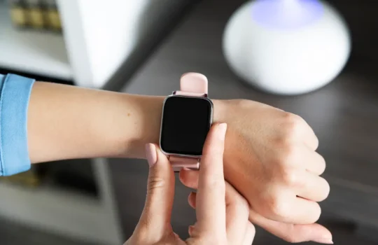 hand-wearing-smartwatch (1)
